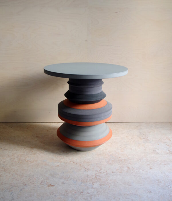 Hue Hoop abilaud musta, halli ja oranži värvikombinatsioonis, looduslik komposiitmaterjal ja linoleumiga kaetud lauaplaat. / Hue Hoop side table in black, grey, and orange, natural composite material with linoleum-coated tabletop