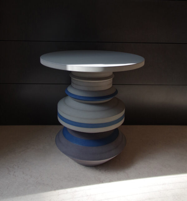 Hue Hoop abilaud musta, helehalli ja sinise värvikombinatsioonis, looduslik komposiitmaterjal ja linoleumiga kaetud lauaplaat. / Hue Hoop side table in black, light grey, and blue, natural composite material with linoleum-coated tabletop